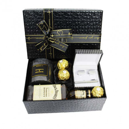 Pachet GiftDay pentru barbati, o sticla de Jack Daniel's Honey 200ml, cutiuta cu butoni si ac pentru cravata, Lumanare si Praline Ferrero, in cutie neagra, 21x14x9 cm