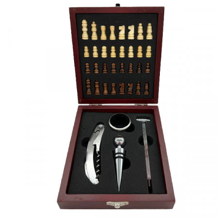 Set cadou pentru barbati VLV, cutie din lemn cu piese de sah si 4 accesorii pentru vin