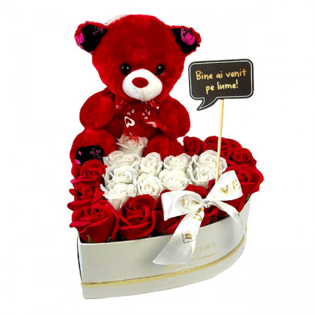 Set pentru fete Fragility, cutie inima alba cu trandafiri de sapun, ursulet de plus si mesaj cu textul "Bine ai venit pe lume!"