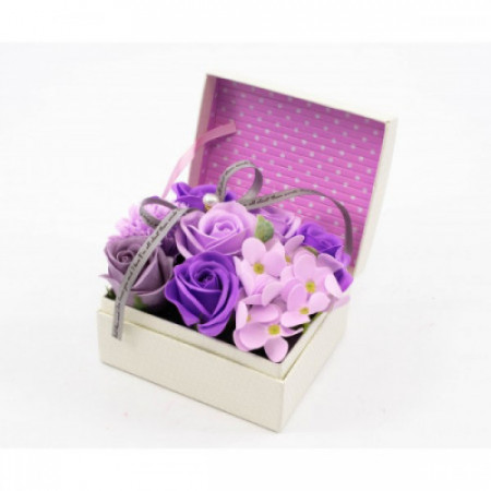 Aranjament floral cu trandafiri de sapun in cutie tip cufar, mov-lila