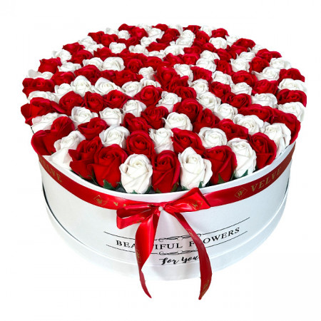 Aranjament floral cutie rotunda cu 85 trandafiri de sapun