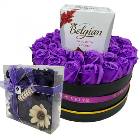 Aranjament floral in cutie rotunda, cu trandafiri din sapun, Trufe belgian si Flori uscate parfumate, mov
