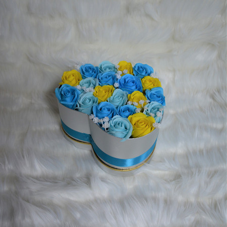 Aranjament floral Miracle Blue cutie inima cu 21 trandafiri sapun
