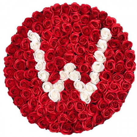 Aranjament floral personalizat cu litera, cutie rotunda neagra cu 101 trandafiri de sapun, W
