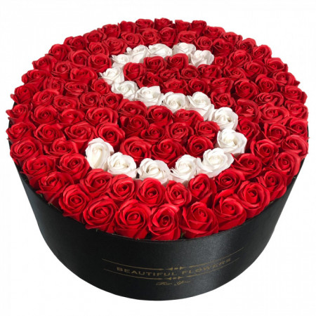 Aranjament floral personalizat cu litera cutie rotunda neagra cu 135 trandafiri de sapun, S