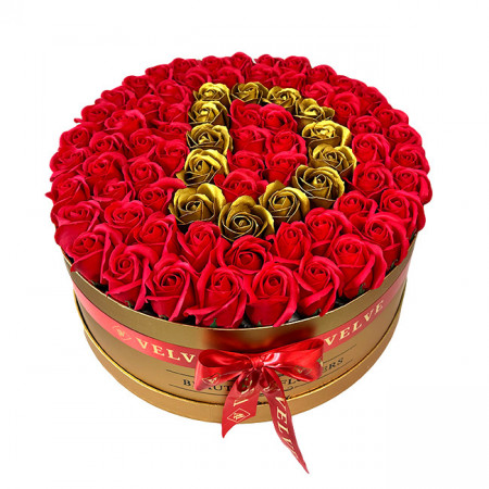 Aranjament floral personalizat cu litera D, in cutie rotunda aurie cu 75 trandafiri de sapun