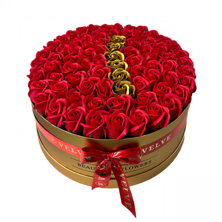 Aranjament floral personalizat cu litera I, in cutie rotunda aurie cu 55 trandafiri de sapun