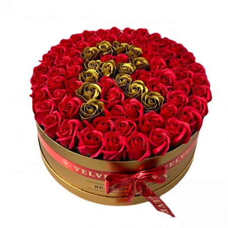 Aranjament floral personalizat cu litera R, in cutie rotunda aurie cu 55 trandafiri de sapun