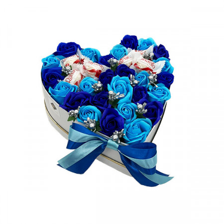 Aranjament floral personalizat, cutie alba in forma de inima cu trandafiri de sapun, albastru- blue