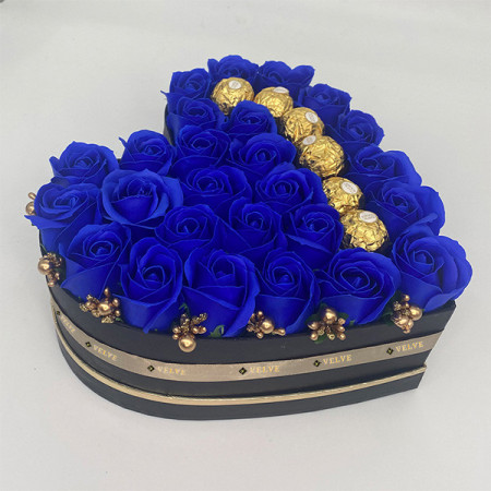 Aranjament floral Serenity Blue, cutie inima cu trandafiri de sapun si bomboane de ciocolata Ferrero Rocher