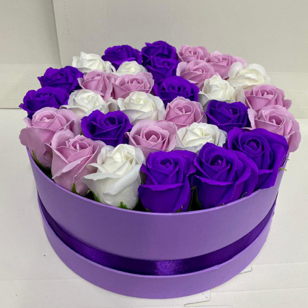 Aranjament floral Special Color cu 31 trandafiri sapun, mov-alb