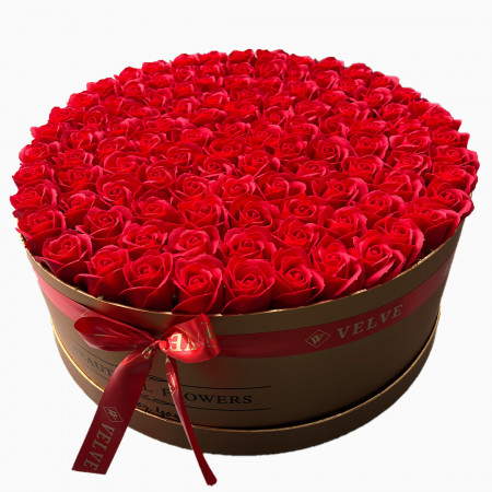 Aranjament mare floral, Breeze Royal, cu 135 trandafiri de sapun, in cutie rotunda aurie, Rosu, Diametru 50 cm