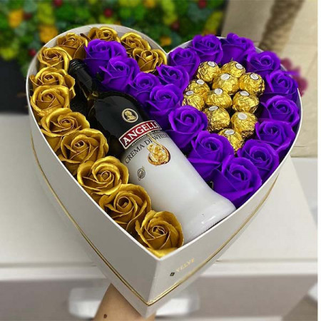 Cadou pentru femei cutie inima alba cu trandafiri de sapun, Angelli si praline Ferrero Rocher, mov