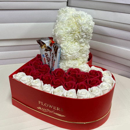 Cadou pentru femei cutie inima rosie cu trandafiri de sapun, ursulet din trandafiri si Kinder Bueno