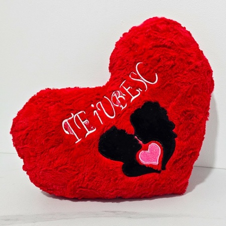Decoratiune Perna Brodata in forma de inima si mesaj "Te iubesc", cu doi indragostiti, 25x35, Rosu-Negru