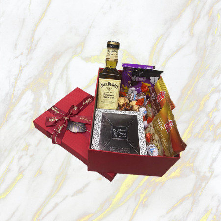 Pachet Cadou pentru barbati Parfum Latafa Oud Najdia, Jack Daniels, fistic si napolitane