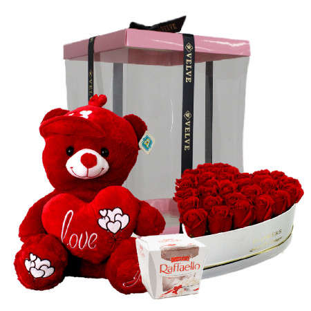 Pachet cadou pentru indragostiti, Bady, ursulet de plus cu sunet/mesaj de iubire, 40 cm, aranjament floral cu 31 trandafiri de sapun si praline Raffaello 150g, ambalate in cutie cadou