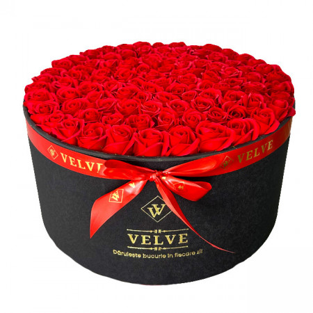 Aranjament floral 101 trandafiri de sapun, in cutie cadou cu felicitare personalizata, culoare rosu, diametru 42cm