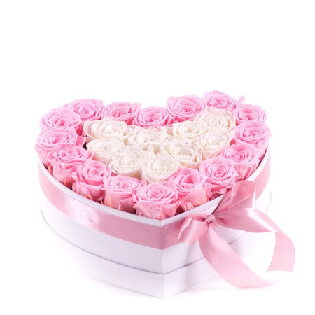 Aranjament floral Bellisima, cutie inima alba si funda cu trandafiri de sapun roz si albi