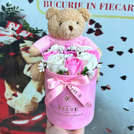 Aranjament floral cu ursulet de plus Bej/Roz, 9 trandafiri sapun in cutie rotunda catifea roz