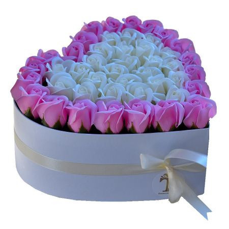 Aranjament floral cutie inima alba cu trandafiri sapun roz si albi