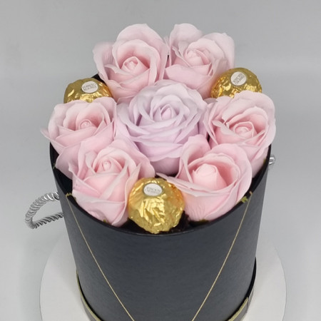 Aranjament floral Desire in cutie inalta cu 7 trandafiri roz si Praline