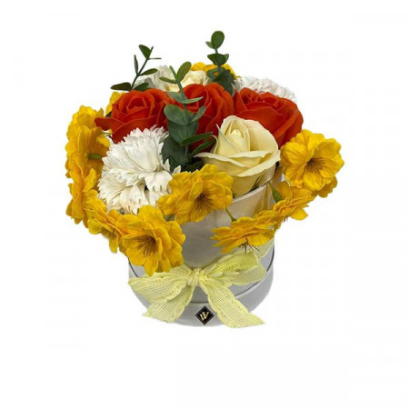 Aranjament floral in cutie alba rotunda cu trandafiri din sapun si alte accesorii, galben - alb - rosu
