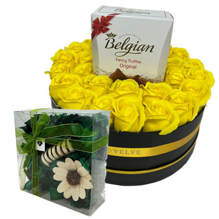 Aranjament floral in cutie rotunda, cu trandafiri din sapun, Trufe Belgian si Flori uscate parfumate, galben
