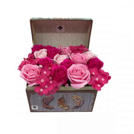 Aranjament floral in cutie tip cufar cu trandafiri si hortensii de sapun, roz