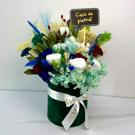 Aranjament floral Infinity, in cutie rotunda de catifea cu flori naturale criogenate, plante uscate conservate si pancarta cu textul "Casa de piatra!", 43 cm