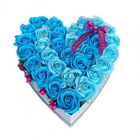 Aranjament floral Isaria cu 31 trandafiri de sapun in doua nuante si accesorii perlate, albastru-blue