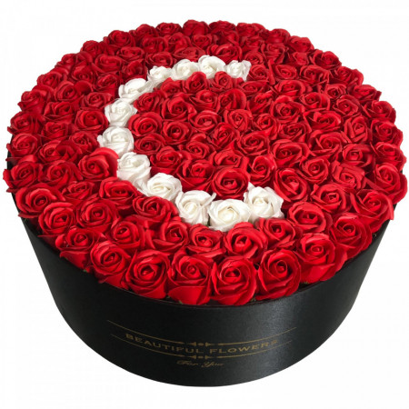 Aranjament floral personalizat cu litera, cutie rotunda neagra cu 125 trandafiri de sapun, C