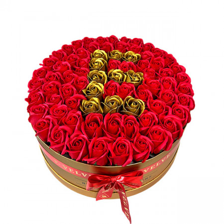 Aranjament floral personalizat cu litera E, in cutie rotunda aurie cu 55 trandafiri de sapun