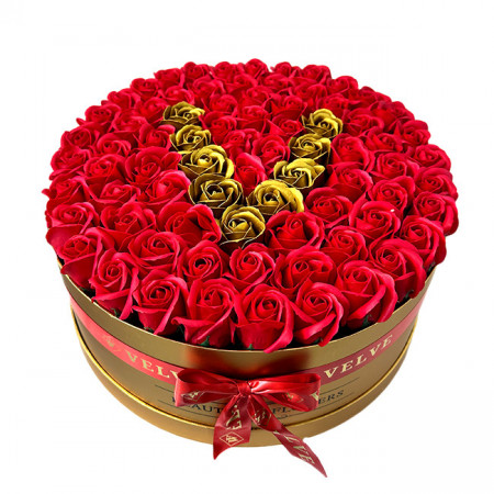 Aranjament floral personalizat cu litera V, in cutie rotunda aurie cu 75 trandafiri de sapun