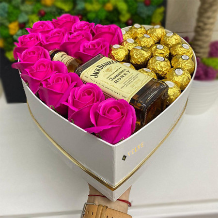 Cadou Sweet Honey cutie inima alba cu trandafiri de sapun, Jack Daniel's si praline Ferrero Rocher, fucsia