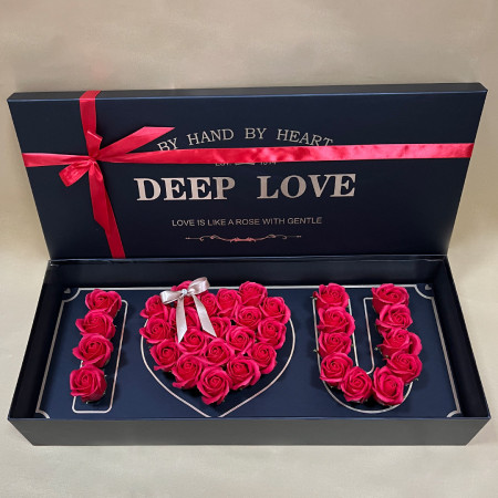 Cutie cu trandafiri din sapun si text, "I LOVE YOU", rosu