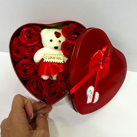 Cutie metalica in forma de inima cu trandafiri de sapun si ursulet, Rosu