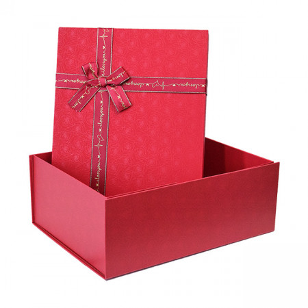 Cutie pentru cadouri, rosie, cu imprimeu floral subtil - 33 x 24.5 x 12
