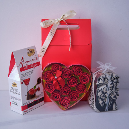 Pachet cadou Chocolate Heart, inima cu trandafiri de sapun, praline de ciocolata cu cirese si esarfa, Rosu