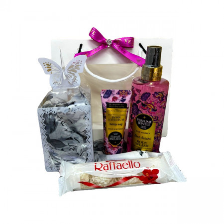 Pachet Eyup, spray de corp 250ml Eyup Sabri-Tuncer, crema de maini si de corp 50ml Eyup Sabri-Tuncer, praline Raffaello 40gr, esarfa, in punga cadou, Fucsia
