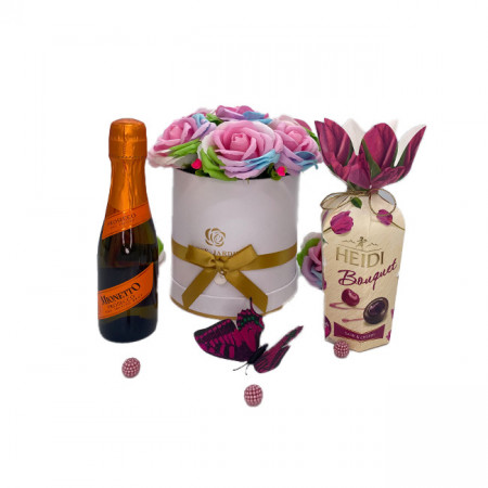 Set cadou Art of Pink, aranjament floral cu trandafiri de sapun , Praline Heidi si Proseco Mionetto
