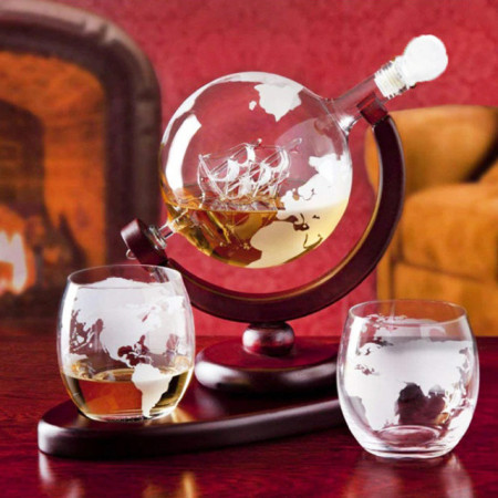 Set decantor cu doua pahare din sticla, design Glob Pamantesc, cu suport si tavita de lemn, 850 ml