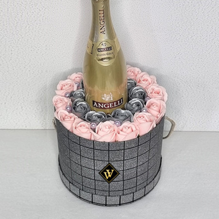 Velve Silver Gift, aranjament floral cu trandafiri de sapun si spumant Angelli Cuvee Gold