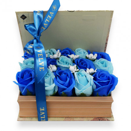Aranjament floral cu 15 trandafiri din sapun, in cutie tip carte, cu flori blue si albastru