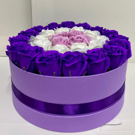 Aranjament floral cu 31 trandafiri sapun in cutie rotunda mov, mov- alb