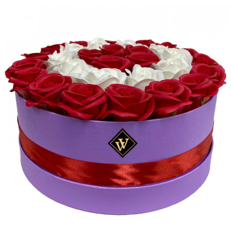 Aranjament floral cu 31 trandafiri sapun in cutie rotunda mov, rosu - alb