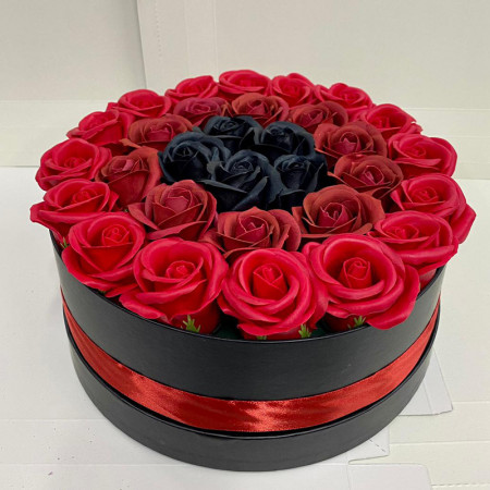 Aranjament floral cu 31 trandafiri sapun in cutie rotunda neagra, rosu- bordo