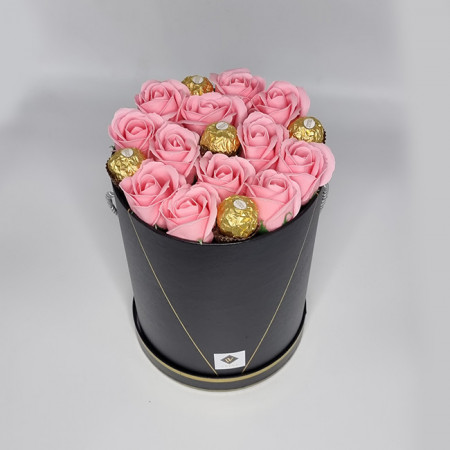 Aranjament floral Desire in cutie inalta cu 13 trandafiri roz si Praline