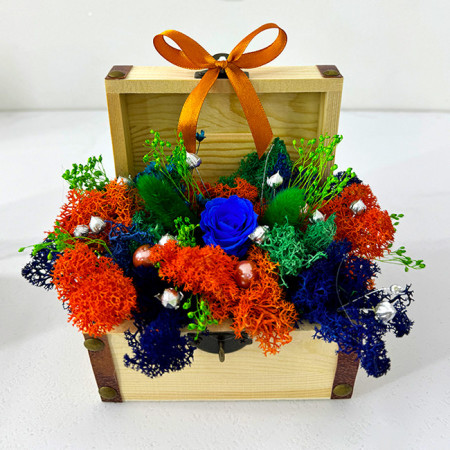 Aranjament floral Goodliness in punga cadou, cu trandafir criogenat, lagurus natural, licheni stabilizati, perle, ornamente artizanale si broom, in cufar din lemn, cu funda, Albastru indigo