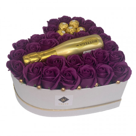 Aranjament floral Opulence, cutie inima cu trandafiri de sapun mov si Prosecco Bottega Gold si praline Ferrero Rocher